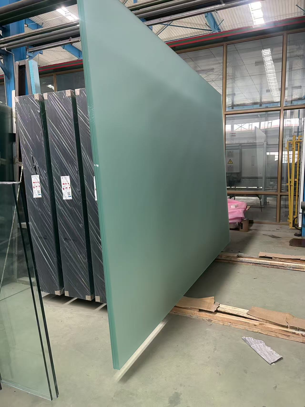 鞍山市彩轴玻璃建筑幕墙玻璃生产基地 - 价格